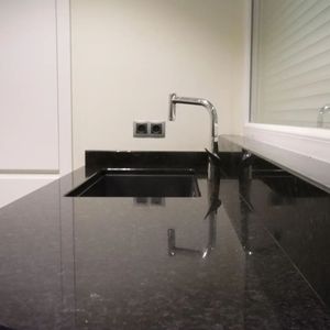 Losas de granito de superficie pulida, granito negro para encimera de cocina y parte superior de isla - Product Image 4