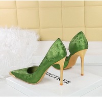 Chaussures à talons aiguilles pour femmes, personnalisables en usine, avec logo sur mesure, OEM/ODM, en satin, à bout pointu métallique, décolleté bas, avec détails latéraux