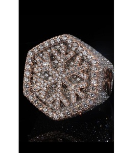 Bague en diamant moissanite classique à forte vente pour hommes Style de bande audacieuse Offrant une touche masculine moderne et élégante - Product Image 5