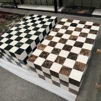 Nouvelle table en marbre à motif damier moderne, blocs carrés, mosaïque en marbre Verde White Emperador, socle en marbre à carreaux