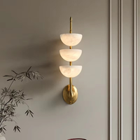 Applique murale LED de luxe en albâtre espagnol, laiton et marbre naturel pour éclairage d'ambiance intérieur de hôtels, villas et couloirs