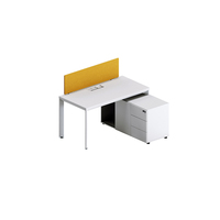 Bureau de travail ergonomique moderne en bois blanc, conception modulaire à assembler, supportant une station de travail informatique pour deux personnes, idéal pour le partage entre collègues.