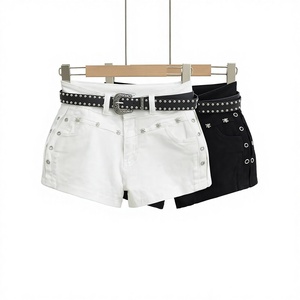 Nouveau style de short en <span class=keywords><strong>jean</strong></span> personnalisé, coupe mi-skinny, orné de rivets, avec ceinture, qui flattere la silhouette et s'adapte aux hanches, tendance - Product Image 1