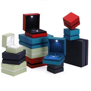 Caja de Joyería LED de Alta Gama, Caja de Regalo para Juego de Joyas con Logotipo Personalizado, Caja de Empaque para Joyería - Product Image 4