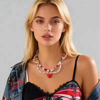 Chaînes de perles et de perles acryliques mignonnes avec collier pendentif fraise pour femmes à la mode dames collier ras du cou bijoux de mode