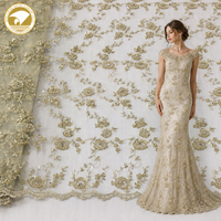 Dernier design, tissu en dentelle tissée entièrement orné de perles dorées pour robes de mariée et sacs, résistant au rétrécissement, stock en gros
