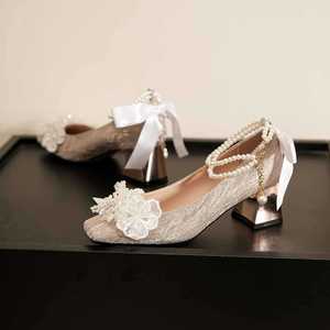 Chaussures de mariage Mary Jane à bout carré, talon bloc, décoration florale, escarpins de mariée confortables avec bride à la cheville et doublure en satin - Product Image 5