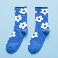 Vente en gros de chaussettes d'automne en coton absorbant la sueur sans odeur bord bouclé fleurs mignonnes chaussettes d'équipage pour femmes