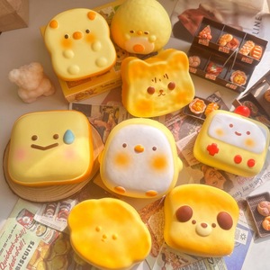 Jouet anti-stress japonais en PU, modèle pain grillé de dessin animé, à rebond lent, doux et moelleux, aliment simulé, gadget à presser et à jouer - Product Image 2