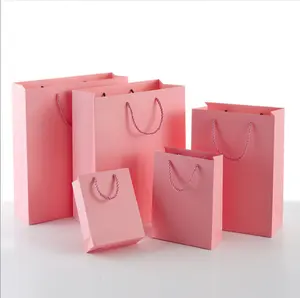 Saco de embalagem de papel Kraft personalizado com preço de fábrica logotipo impresso para roupas e vestidos para compras