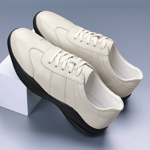 รองเท้าวิ่งหนังผู้ชายสีขาวสีดำแบบมีรูระบายอากาศแบบผูกเชือก รองเท้ากีฬาลำลองระบายอากาศได้ดี ใส่ได้ทุกฤดูกาล ทนทานต่อการสึกหรอ เหมาะสำหรับการเดินทาง - Product Image 3