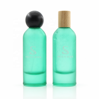 Flacon de parfum en verre givré vert menthe de 80 ml, vide, avec atomiseur, bouchon en bois, brume fine dorée, col serti