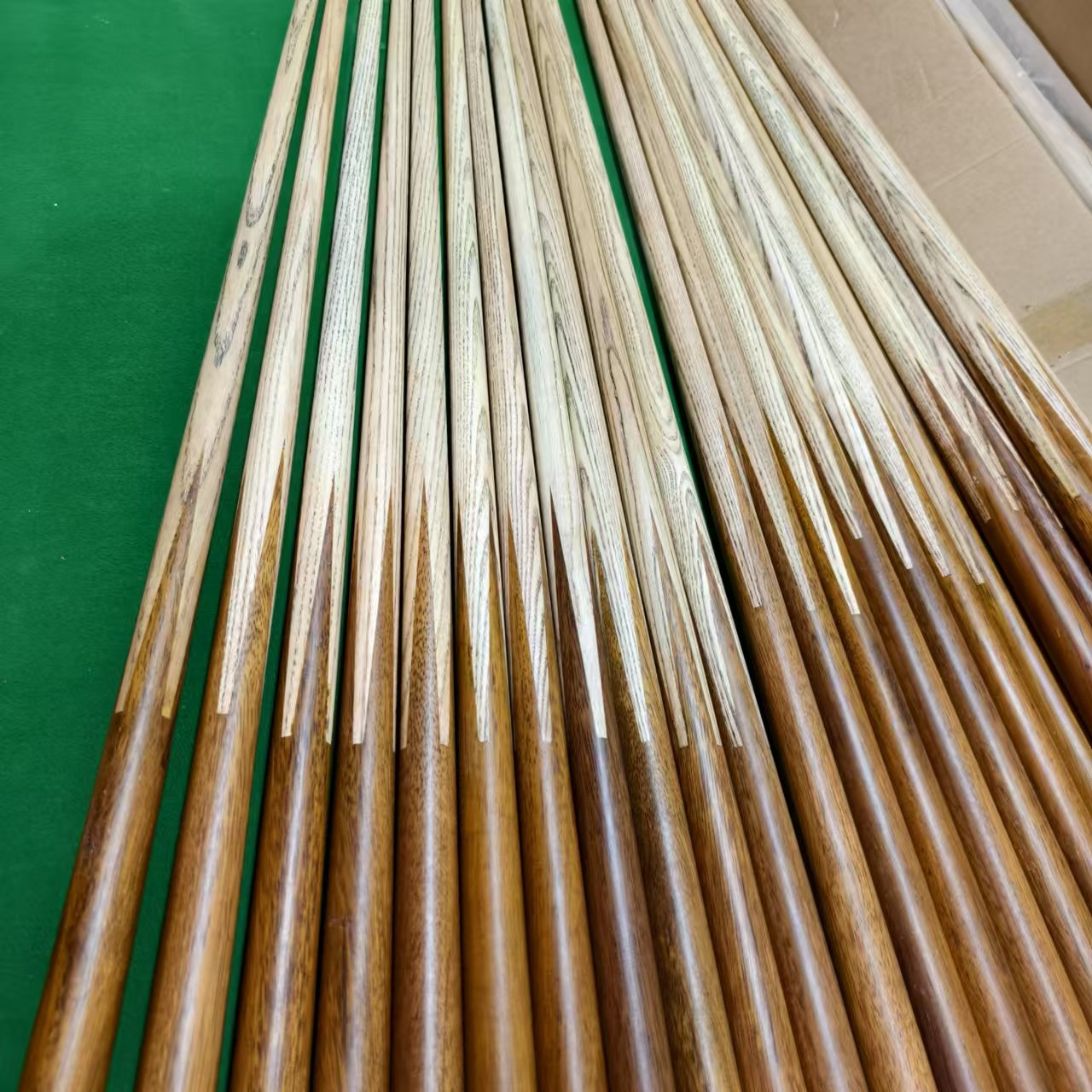 ไม้คิวที่พบได้บ่อยในห้องบิลเลียด