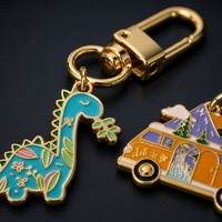 Porte-clés émaillé personnalisé pour camping en plein air, vente en gros, thèmes camping-car, dinosaure, montagne, cascade, lune, avec fermoir mousqueton doré, fabrication de qualité, design tendance