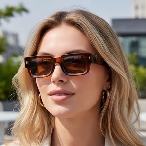 Nuevas Gafas de Sol Cuadradas Retro Versátiles con Protección UV400, Remaches, Estilo Urbano Europeo Americano Unisex de Alta Gama - Product Image 1