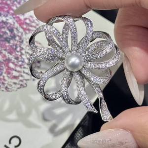 เทรนด์แฟชั่นยุโรป-อเมริกัน บุคลิกภาพโดดเด่น เข็มกลัดรูปโบว์ สำหรับเสื้อแจ็คเก็ต เสื้อสเวตเตอร์ กระเป๋า ผ้าพันคอ สไตล์เกาหลี - Product Image 1