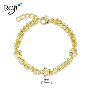 Braccialetto per Bambine Placcato Oro <span class=keywords><strong>con</strong></span> 3 Ciondoli a Stella in Smalto Rosso, Catena <span class=keywords><strong>con</strong></span> <span class=keywords><strong>Perline</strong></span> e Chiusura <span class=keywords><strong>di</strong></span> Sicurezza, Perfetto come Regalo o per l'Uso Quotidiano - Product Image 2