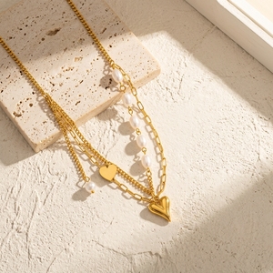Colar Minimalista de Aço Inoxidável Banhado a Ouro 18K com Pingente de Coração e Corrente de Elo – Colar Moderno para Clavícula - Product Image 1