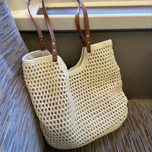 Sac de plage en coton tissé grande capacité pour femme, style décontracté, à bandoulière, nouveau modèle ajouré en maille, idéal pour les vacances en bord de mer - Product Image 1