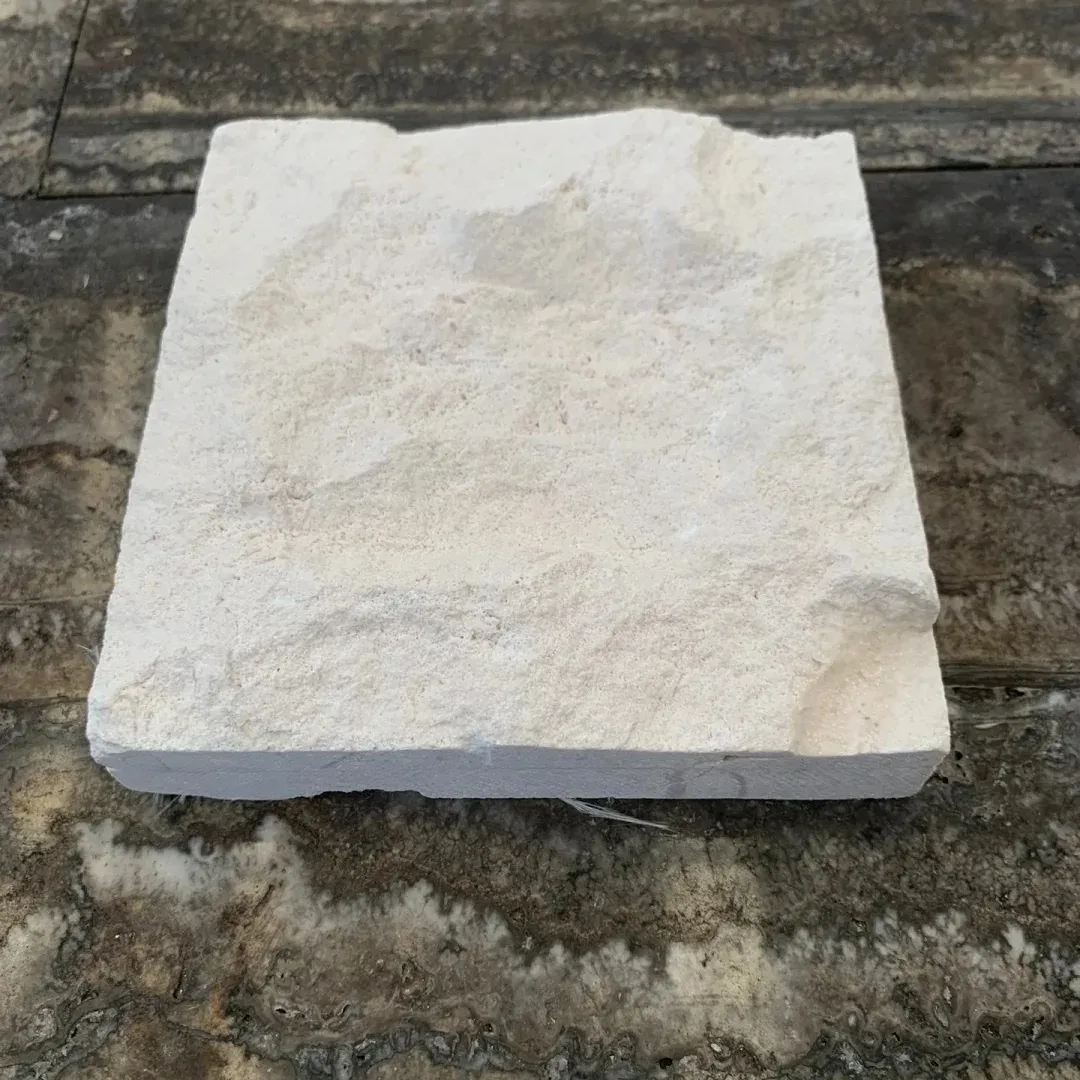 Crème de surface finie fendue Bello calcaire blanc naturel pour carreaux de revêtement de mur extérieur décoration carreaux d'extérieur