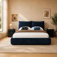 Lit plateforme moderne écologique en tissu bleu avec cadre en bois, tête de lit moelleuse et table de chevet