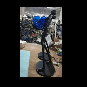 Lampe de sol sculpturale élégante, humanoïde tenant une boule lumineuse en forme de planète bleue, décoration pour hall d'hôtel, statue lumineuse - Product Image 2