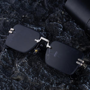 Lunettes de soleil carrées de luxe pour hommes, verres PC UV400, monture noire avec accents métalliques, lunettes de mode pour usage extérieur - Product Image 5