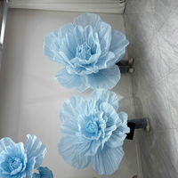 Décor de scène de mariage sur mesure de luxe, installation artistique géante de fleurs blanches en soie et organza pour exposition en extérieur