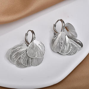 Venta al por mayor: Nuevos pendientes de metal texturizado con diseño de flor, populares y a la moda. Agente de compras en China. - Product Image 3