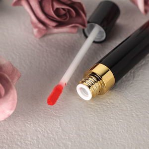 Gloss à lèvres nude noir en tube rond 5ml, fini brillant, effet dégradé - Product Image 4