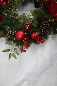 Hot Sales Customized Pinecone Red Berry Green Christmas Wreath for for Front Door Wall - Product Image 4