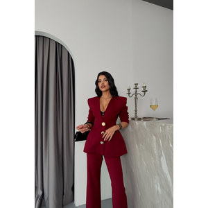 Conjunto de Chaqueta y Pantalones Formales Color Borgoña de Diseñador con Detalles de Botones Metálicos - Product Image 3