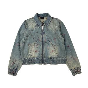 เสื้อแจ็คเก็ตยีนส์ผู้ชายสีฟ้าซีด 100% ผ้าฝ้ายคุณภาพสูง ขายส่ง ลายทางแนวตั้งแบบดีคอนสตรัคชั่น พร้อมลายเปื้อนเลือด รุ่นสั้น - Product Image 2