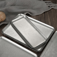 Vintage rechthoekige serveerschaal van roestvrij staal, retro matte metalen dienblad voor steak, friet, brood, augurken, koffieshop.