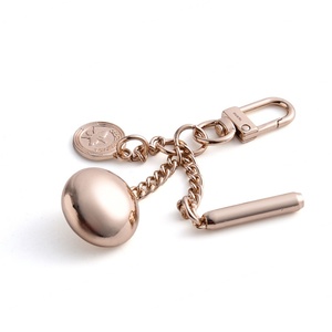 ผลิตและขายส่งจี้โลหะชุบทองแฟชั่นแบบ 3 มิติ พร้อมโลโก้สลักแบบนูนต่ำสำหรับพวงกุญแจ - Product Image 5