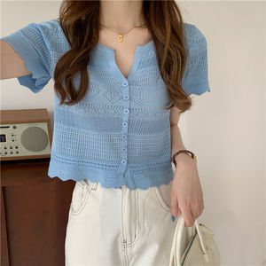 Cardigã Feminino de Tricô Mohair com Decote V e Manga Três Quartos - Coleção Primavera/Verão 2026 - Design Cropped Chique e Ajustado - Product Image 4