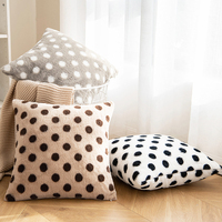 Housse de coussin en fausse fourrure à pois en poils de petit lapin pour le salon canapé personnalisé