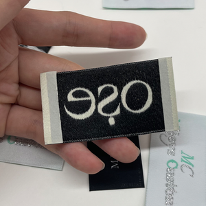 Etiquetas de logotipo y nombre de ropa tejidas de alta densidad hechas a medida Técnica bordada Transferencia de prensa de calor - Product Image 3