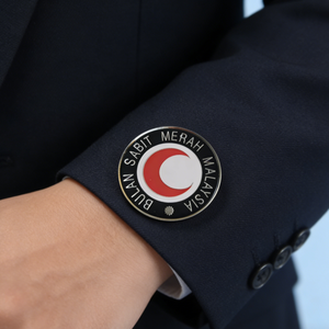 Distintivo Rotondo in Lega di Zinco Placcato Argento con Emblema della Benessere Pubblico Malese per Volontari nelle Attività di Benessere Pubblico - Product Image 3