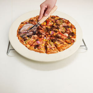 Ensemble de planche à pizza ronde en céramique de <span class=keywords><strong>cordiérite</strong></span> de qualité <span class=keywords><strong>alimentaire</strong></span> de 13 pouces pierre de cuisson avec coupe-fil et support de fil outils à pizza - Product Image 2