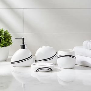 Ensemble d'accessoires <span class=keywords><strong>de</strong></span> <span class=keywords><strong>salle</strong></span> <span class=keywords><strong>de</strong></span> <span class=keywords><strong>bain</strong></span> en résine blanche moderne 4 pièces - Design minimaliste artistique avec lignes ondulées noires pour hôtel <span class=keywords><strong>de</strong></span> luxe <span class=keywords><strong>et</strong></span> décoration intérieure - Product Image 1