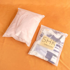 Sacs d'expédition givrés personnalisables 25x30cm avec votre logo, en plastique recyclé, pour vêtements, avec fermeture éclair, sacs d'emballage polyéthylène à fermeture éclair - Product Image 2