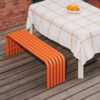Tables et bancs en fer tubulaire courbé de style nordique minimaliste pour l'extérieur, adapté aux greniers, terrasses, salles à manger et espaces publics.