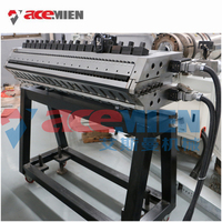 Ligne de production de tuiles de toiture en plastique PVC à quatre couches avec extrudeuse à double vis 500-600 kg/h