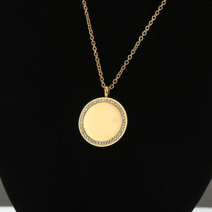 Vendita calda 18K PVD oro placcato in acciaio inossidabile cerchio collana ciondolo Custom Laser Logo inciso <span class=keywords><strong>nome</strong></span> bianco Design alla moda - Product Image 2