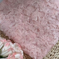 Tissu en dentelle à motifs complexes avec broderie de paillettes, cordons et perles, brodé à la machine, en polyester avec dos en crêpe de soie, pour robes de mariée et de soirée