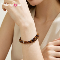 Bracelet superposé avec breloques croix et Vierge Marie, perles rondes d'améthyste facettées – Bijoux catholiques élégants
