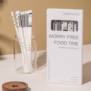 Ensemble de baguettes modernes en céramique à motif noir et blanc, compatibles micro-ondes, ustensiles de cuisine pour une utilisation sans souci. - Product Image 1