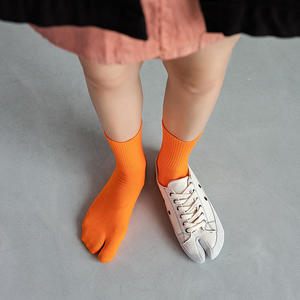 Calcetines Japoneses de Algodón Absorbente con Dos Dedos Separados, Calcetines Tabi hasta el Tobillo, Tejidos con Característica Transpirable para el Verano - Product Image 3