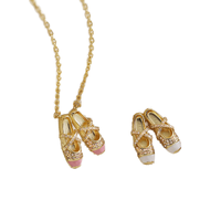 Nouveaux designs 2026 par des designers coréens – Collier avec pendentif chaussures de danse émaillées plaqué or 18 carats et chaîne à maillons, idéal pour femme, cadeau